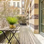 Beautiful Apartment With Terrace & Home Cinema In Paris 8
